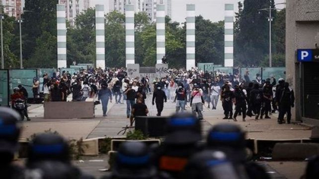 Quinta noche de violencia urbana en Francia por la muerte de un joven baleado por un policía