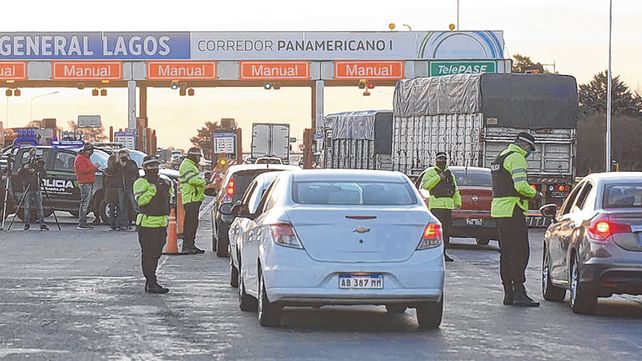 Autopista a Buenos Aires. Uno de los puestos de control está en el peaje de General Lagos.