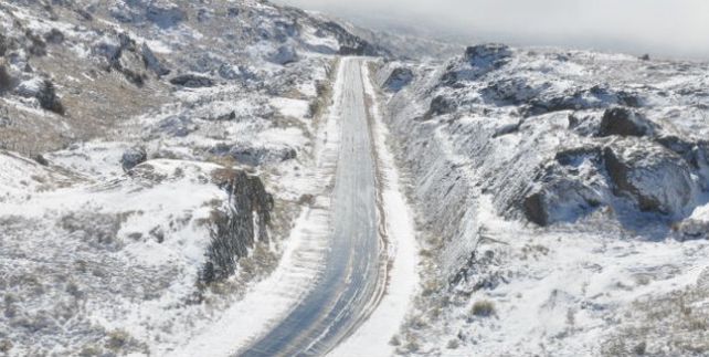 Las autoridades viales decidieron inhabilitar el Camino de las Altas Cumbres y las nevadas continúan.