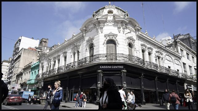 En el cruce con Entre Ríos se emplaza la galería Cassini, ex Tienda Buenos Aires.