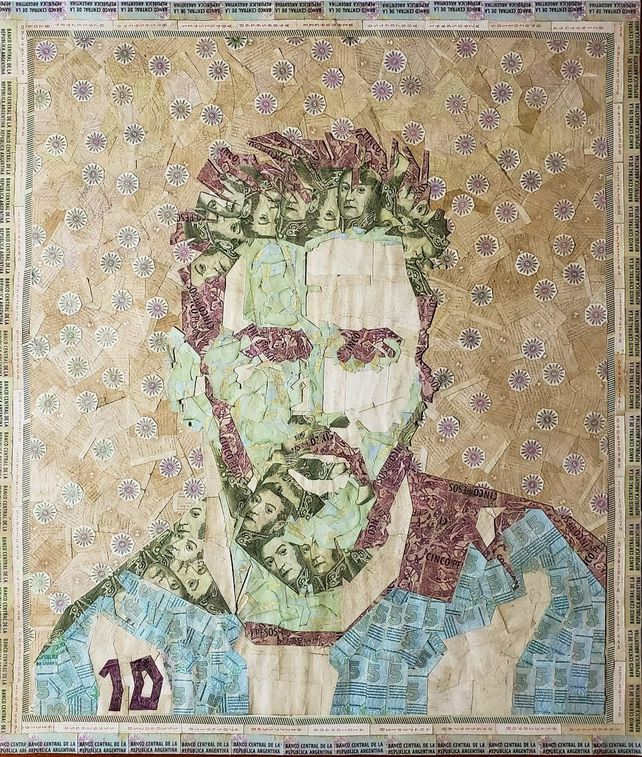 La obra titulada “El Messias” es un collage realizado con billetes de cinco pesos.