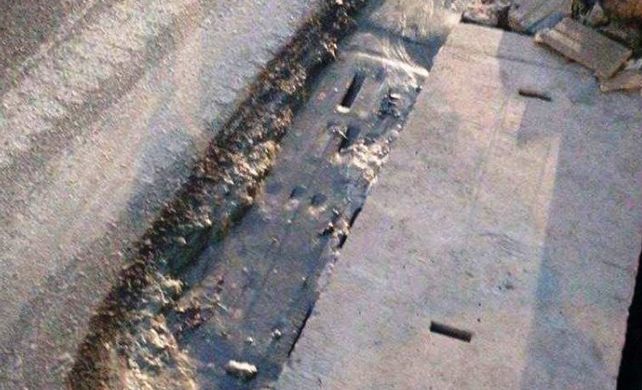 Insólito: limpiaron las mezcladoras y el material se secó en la alcantarilla.