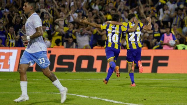 Ignacio Malcorra corre con Duarte a celebrar el gol de Rosario Central sobre Atlético Tucumán.
