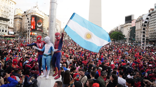 Foto X: @marveldato. Spider-Man por todos lados. Hubo cientos de personas disfrazadas del personaje de Marvel