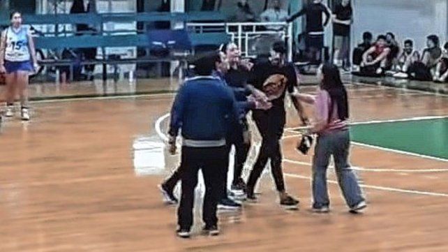 El agresor habría perseguido al árbitro fuera de la cancha. Ciclista repidió lo que pasó en su institución.