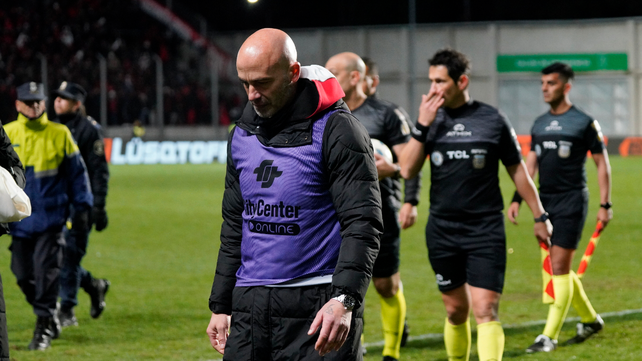 El Gallego Méndez se retira del estadio Único de San Nicolás luego de la eliminación de Newells de la Copa Argentina.