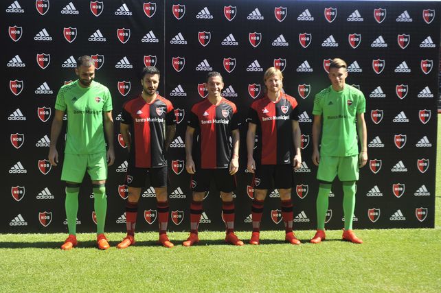 Newells presentó en sociedad la nueva camiseta, que viene con sorpresa