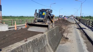 Contrarreloj: trabajan en las rampas de acceso al puente Bailey sobre el Puente Carretero