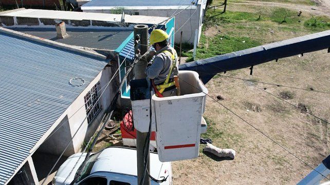 Equipos técnicos de Enersa trabajan para restablecer el suministro eléctrico que se vio afectado por el temporal en la región central del país&nbsp;
