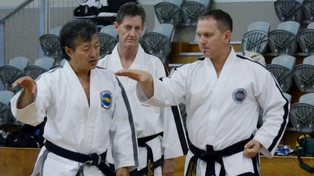 El gran maestro Choi Jung Hwa (Izquierda) volverá otra vez a Rosario. Es una leyenda del taekwondo mundial.