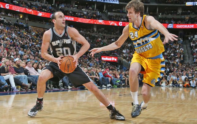 En el ataque. Emanuel Ginóbili encara frente a la marca de Jan Vesely.