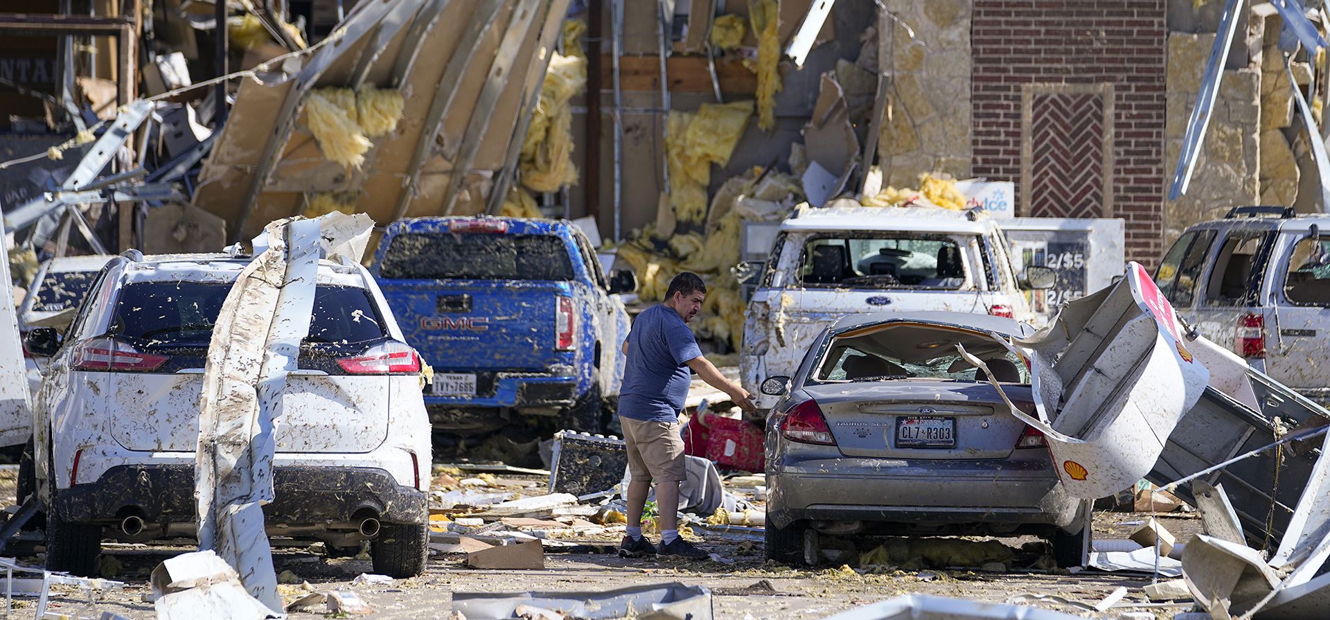 Un hombre mira a un auto dañado después de que un tornado pasara el día anterior el domingo 26 de mayo de 2024 en Valley View, Texas. Poderosas tormentas dejaron un rastro de destrucción el domingo en Texas, Oklahoma y Arkansas tras destrozar casas y una estación de servicio para camiones donde se habían refugiado conductores. (AP Foto/Julio Cortez) Un hombre mira a un auto dañado después de que un tornado pasara el día anterior el domingo 26 de mayo de 2024 en Valley View, Texas. Poderosas tormentas dejaron un rastro de destrucción el domingo en Texas, Oklahoma y Arkansas tras destrozar casas y una estación de servicio para camiones donde se habían refugiado conductores. (AP Foto/Julio Cortez)