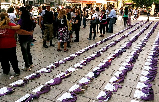 Las mujeres que participaron de la movida llevaron zapatos para simbolizar las muertes por violencia de género. (Foto: Celina Mutti Lovera / La Capital)