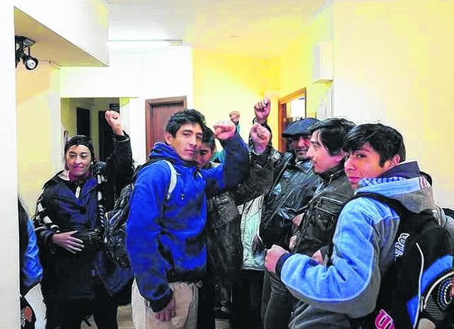 protesta. Mapuches irrumpieron ayer en la sede judicial para pedir el apartamiento del magistrado.