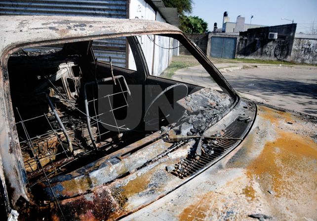 Uno de los tantos vehículos que fueron incendiados en la vía pública en Santa Fe. / Juan M. Baialardo.