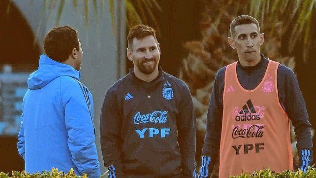 Lionel Messi viajó a Bolivia y jugaría el martes.