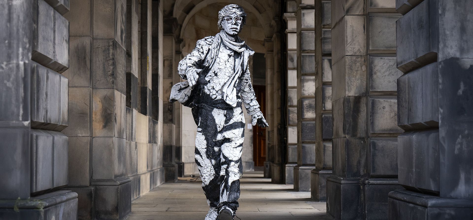 El artista ecuatoriano Estevan Mortensen actúa como una El artista ecuatoriano Estevan Mortensen actúa como una