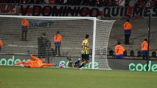 Alejo Veliz picó tras el rebote que dio Armani y sólo tuvo que empujarla al gol. Gran oportunismo del delantero canalla.