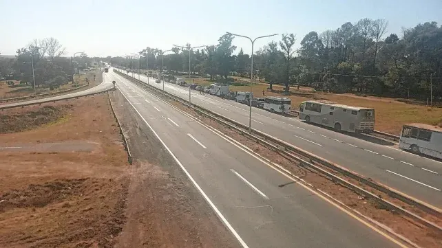 Furor por el TC: largas filas de autos para llegar al autódromo de Paraná.