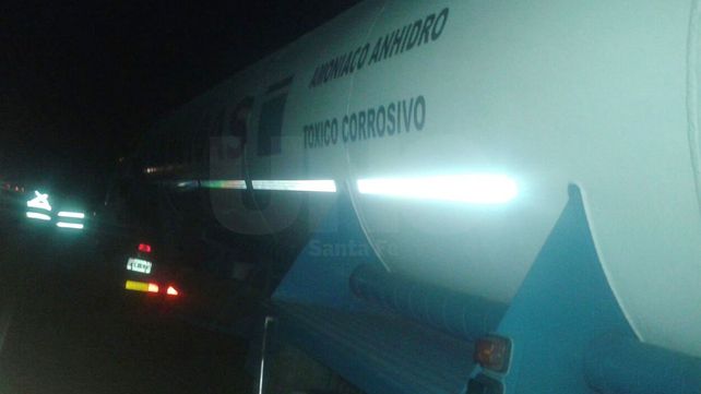 Desperfecto originó un incendio en un camión que transportaba amoníaco en plena autopista