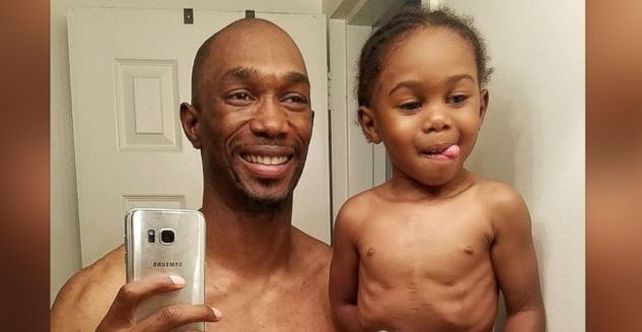 La selfie de un papá con su hijo que se volvió viral por una emotiva razón