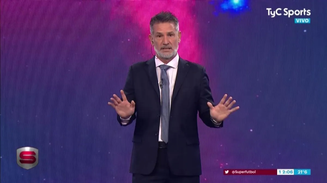 El conductor Diego Díaz tuvo un descuido y mostró parte de su intimidad