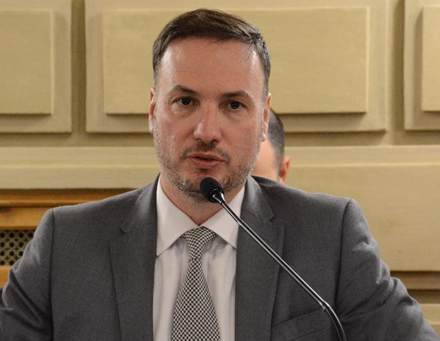 El senador radical Lisandro Enrico pidió la expulsión del titular de 107 en Venado Tuerto por malos tratos y persecución además de acusarlo de corrupto.