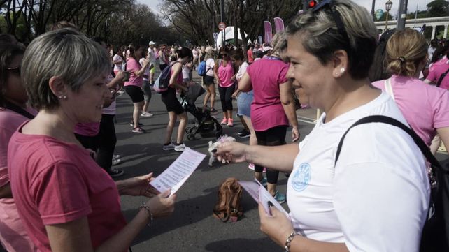 Postales de la caminata rosa para concientizar sobre el cáncer de mama