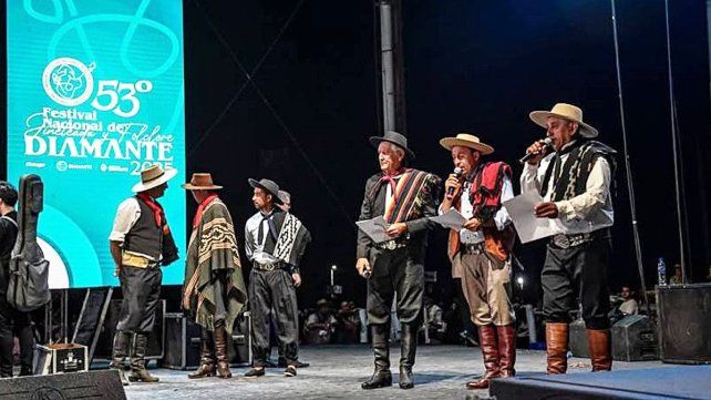 Espectacular cierre del Festival Nacional de Jineteada y Folclore de Diamante