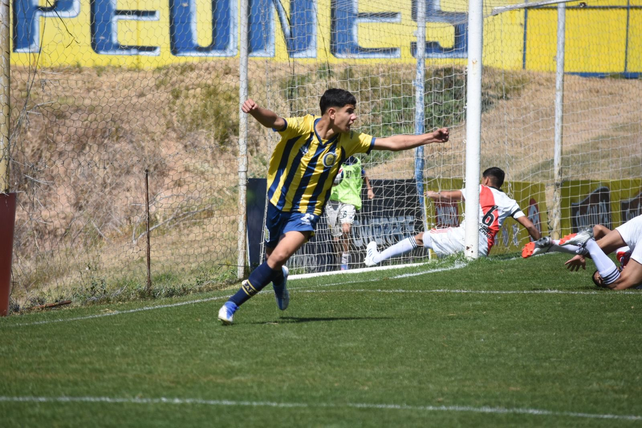 Ramiro Barrientos (9ª) hizo el único gol de una jornada negra para las inferiores de Central