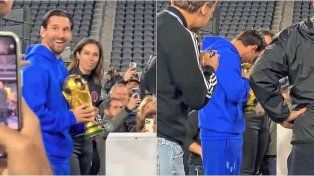 El emotivo reencuentro de Lionel Messi con la Copa del Mundo.