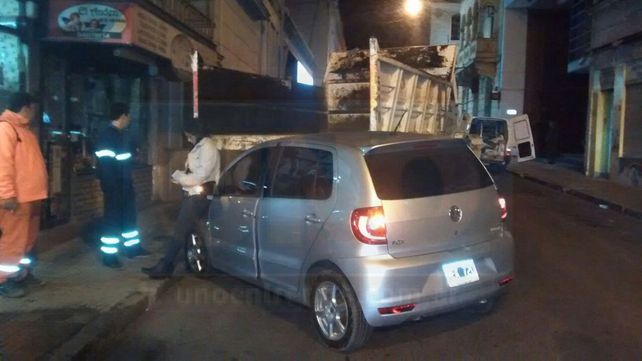Un camión de la Municipalidad chocó un auto en el centro de Paraná