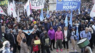 Los manifestantes coparon la plaza frente a la Municipalidad en apoyo a la expresidenta Cristina Kirchner.