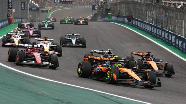 Primera curva y Lando Norris toma la vanguardia para ganar en Interlagos. Atrás se ve a Franco Colapinto