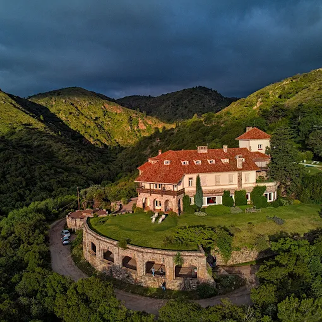 Se vende por u$s3,1 millones el castillo que un rosarino mandó a construir en las sierras de Córdoba