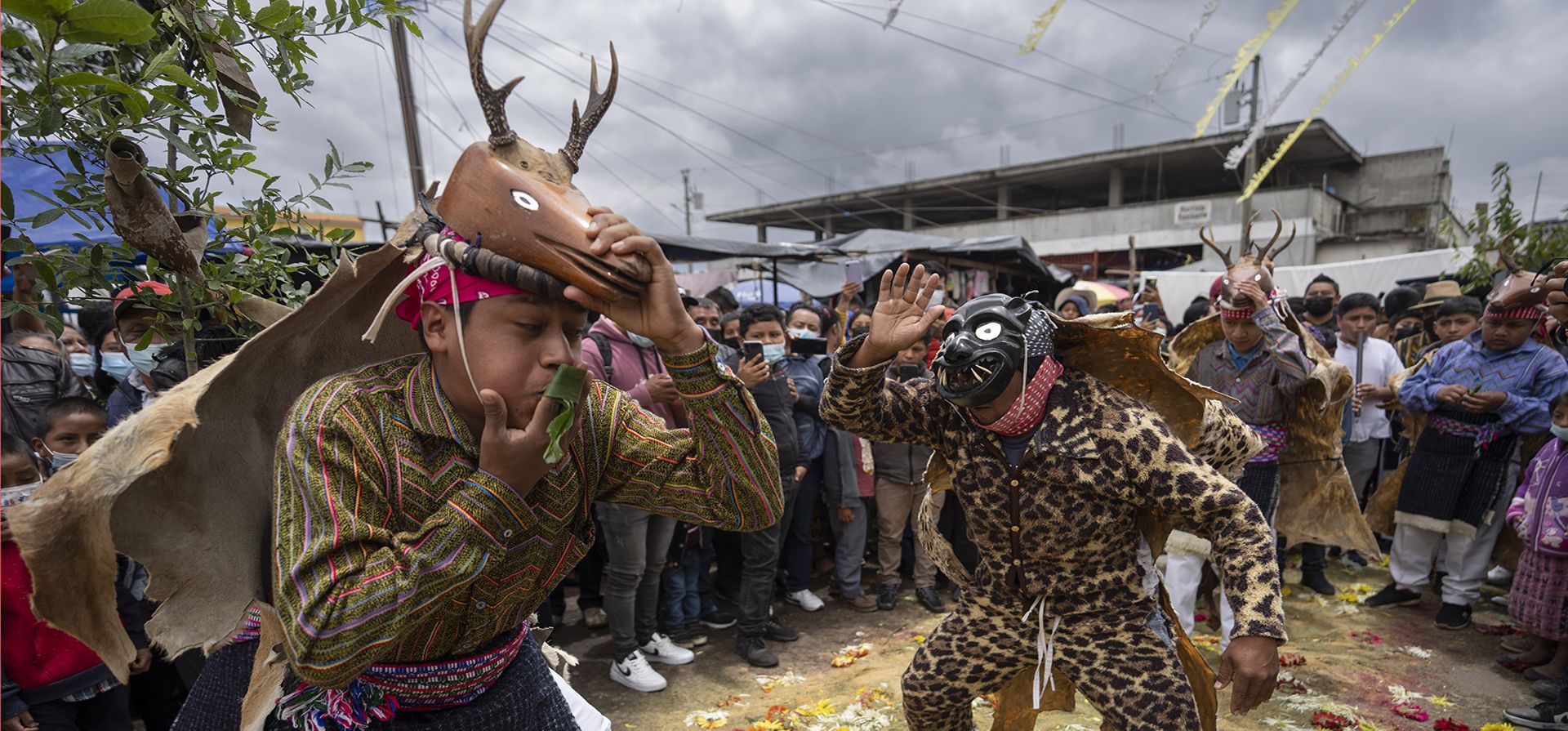 Bailarines indígenas interpretan La Danza del Venado durante la celebración del Corpus Christi en el pueblo indígena Kaqchikel de Patzun, Guatemala.