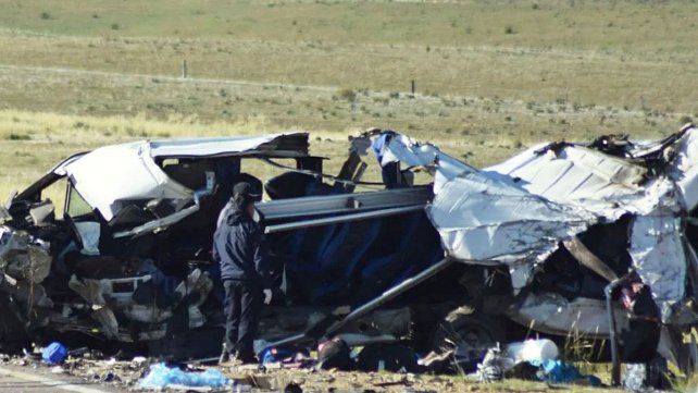 Seis personas murieron y otras siete resultaron heridas al chocar una combi con pasajeros y un camión en Jujuy. Entre las víctimas hay una concejal y un policía