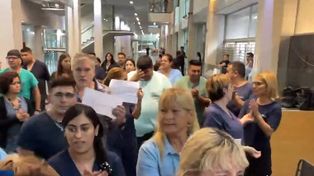 Trabajadoras y trabajadores del Hospital Clemente Álvarez realizaron un aplauso en el efector para reclamar mayor seguridad.