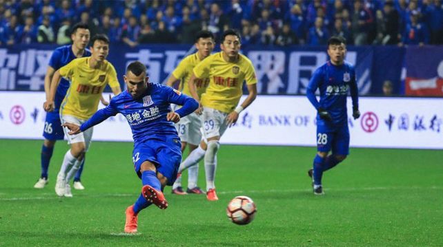 El Shanghai Shenhua, con un gol de Tevez, goleó 4 a 0 al Jiangsu Suning