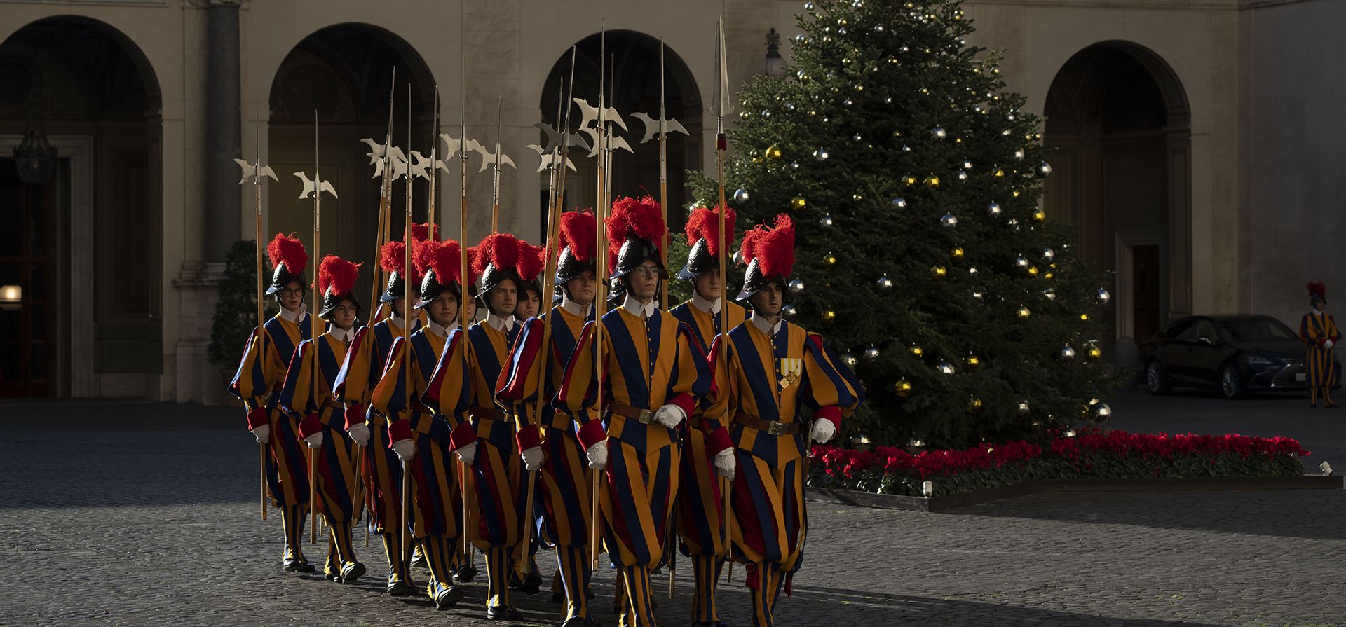 La Guardia Suiza del Vaticano camina junto a un árbol de Navidad cuando llegan al patio de San Dámaso en el Vaticano, el martes 10 de enero de 2023, antes de una audiencia de la primera ministra italiana Giorgia Meloni con el Papa Francisco. (Foto AP/Domenico Stinellis)