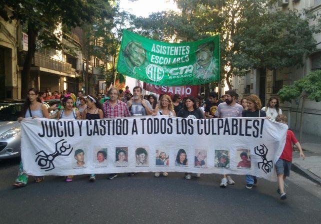 La manifestación pide justicia para los ocho muertos rosarinos y la víctima fatal santafesina de la represión de 2001.