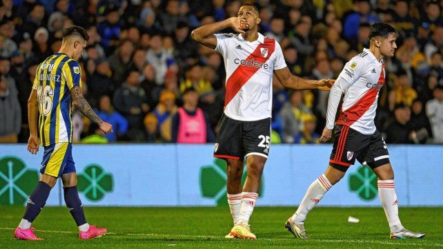 Salomón Rondón festeja el gol del empate parcial de River.