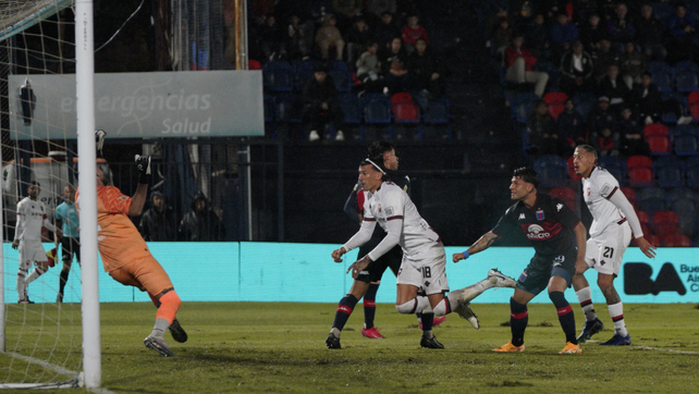 Víctor Cuesta ya metió el frentazo que se convertirá en el gol de Newells frente a Tigre.