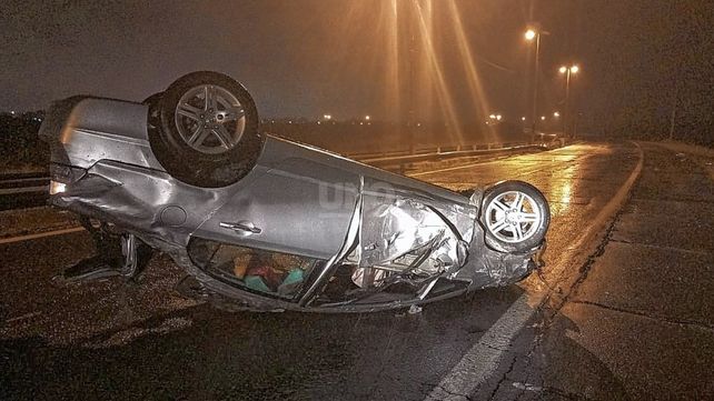 El auto quedó volcado en la Circunvalación