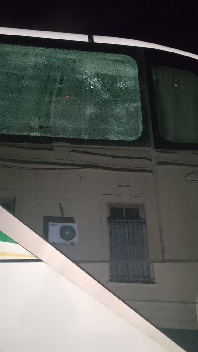 El impacto sobre el flanco derecho del colectivo en el que viajaban policías.&nbsp;