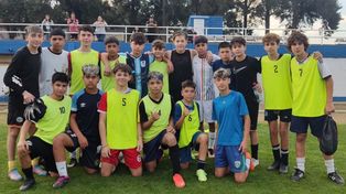 Hay equipo. Los jugadores de la Rosarina posaron para la foto en la previa del viaje a Reconquista en busca del título santafesino.