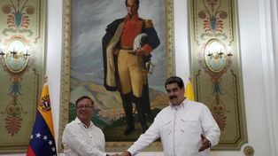 Los mandatarios se saludan en el Palacio Miraflores debajo de un retrato del héroe Simón Bolivar.