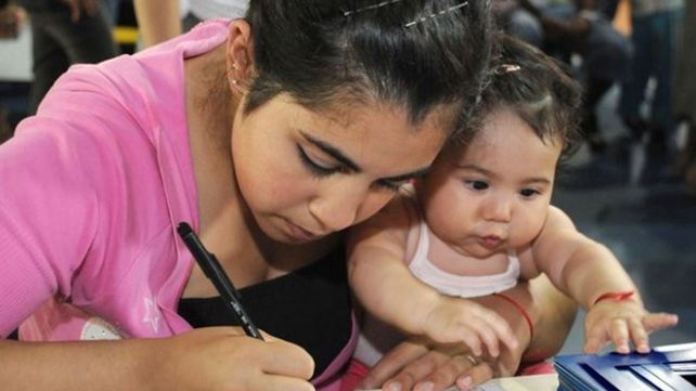 El Poder Ejecutivo oficializó un pago complementario mensual para Asignaciones Familiares