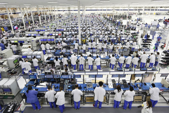La gigantesca planta de Foxconn tiene 300 mil obreros. Estos se han rebelado contra las pésimas condiciones de vida dentro de la ciudad-fábrica.&nbsp;