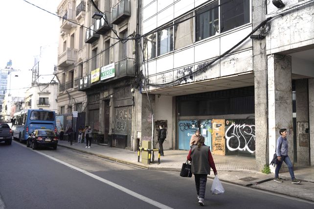 El edificio que el Banco Nación puso a la venta lleva dos años cerrado.
